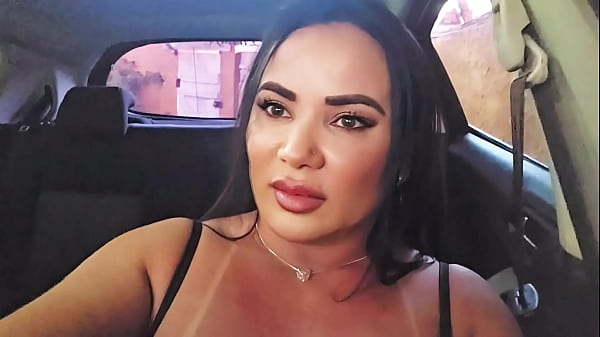 Motorista de app safada espera novinho casado no estacionamento 