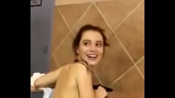 Шкура В САУНЕ горячая телочка трясет попкой