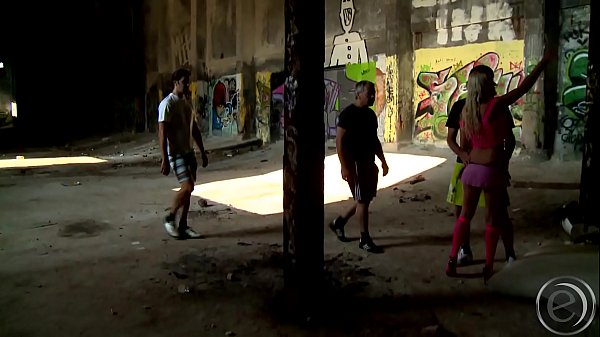 Play MP4 - Auch in Bauruinen l&auml;&szlig;t sich Geld verdienen -- Bordsteinschwalbe hat sich verlaufen