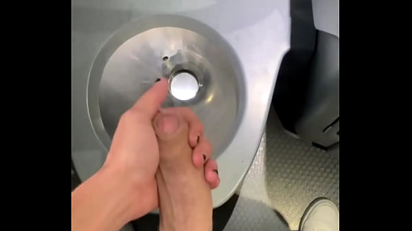 Hombre Heterosexual Travieso Cumming En El Ba&ntilde;o Del Autob&uacute;s thumbnail