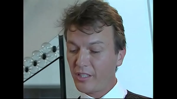 Play MP4 - Greedy agent wants to double his commission rate taken from Hollywood actress Tabitha Stevens for signing new contract with one of the greatest studio