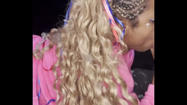 Vicky Menage mamando gostoso o An&atilde;o Pitoco. 