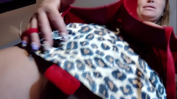 Милфа играет со своим секси телом 