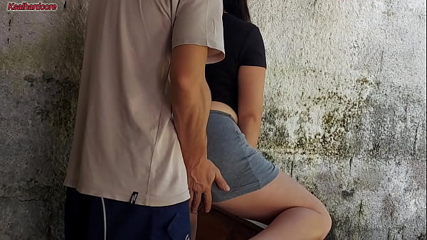 Minha esposa saiu e a empregada baixinha gostosa pegou meu pau e colocou dentro dela na &aacute;rea de casa