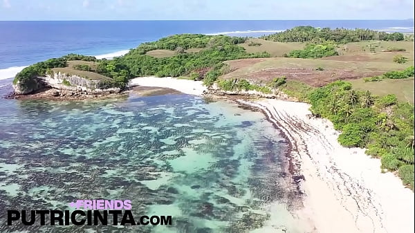 Putri Cinta stripping andbendingover ready to be fucked