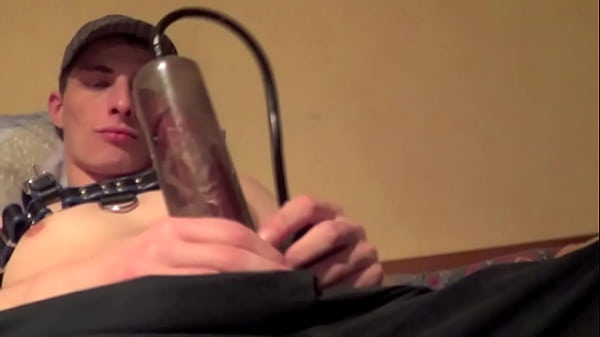 Un Passif Se Fait Soumettre Et Humili&eacute; &agrave; La Pisse Par Des Mecs Cagoul&eacute;s thumbnail