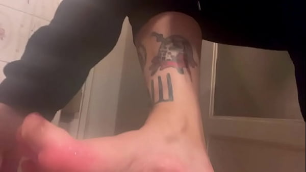 Rebeca addams the second dirty feet in the laundry room 