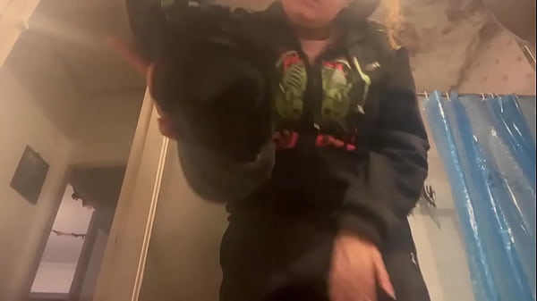 Rebeca addams the second dirty feet in the laundry room