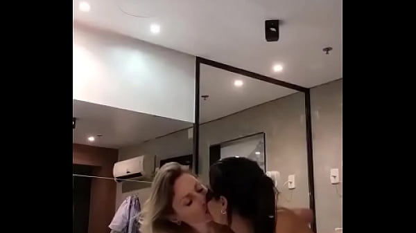 Vem c&aacute_, amiga. Chega mais perto, eu n&atilde_o mordo. Eu s&oacute_ beijo e chupo, kkkkkkkkkk.
