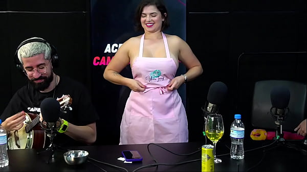 Play MP4 - A gostosa White Fairy voltou&comma; e ficou peladinha no podcast