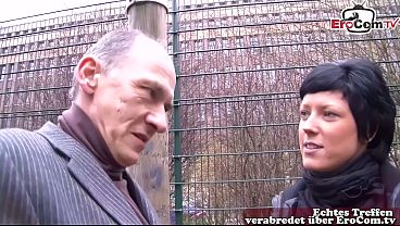 Alter Mann Spricht Deutsche Frau Von Der Stra&szlig;e An Und Schleppt Sie Ins Bett thumbnail