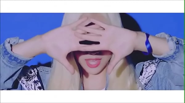 Loona odd eye circle girl front 