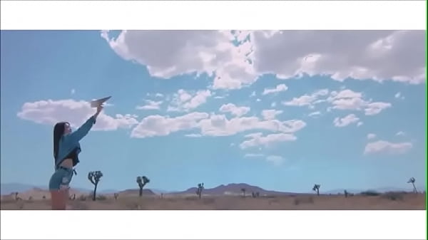 Loona odd eye circle girl front 