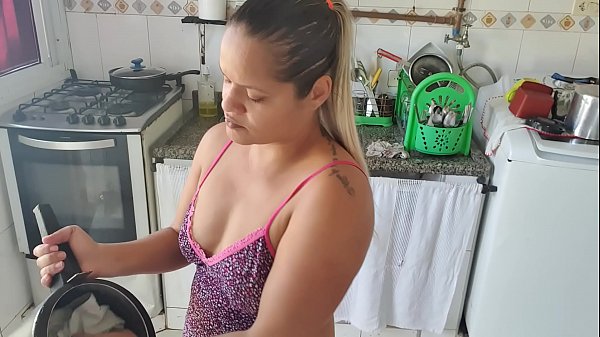 Play MP4 - Empregada se oferece para o filho do patr&atilde;o pela c&acirc;mera de seguran&ccedil;a