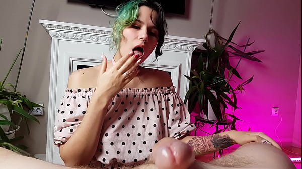 Сексуальная девушкаобожает_сосать большой член кончать насиськи играть со_спермой