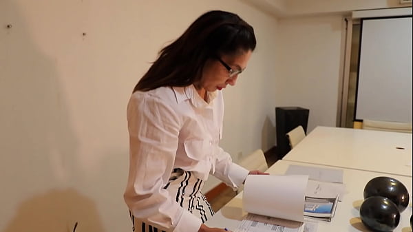 Nonton Rotura Anal A La Licenciada De Angeles Ariana - Termina Llena De Leche Por Su Secretario thumbnail