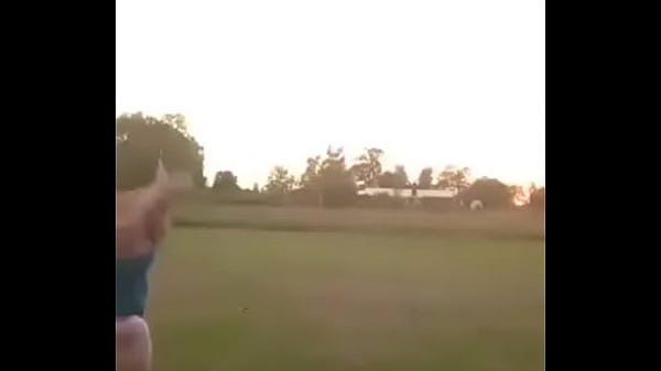 Big girl doin cartwheel