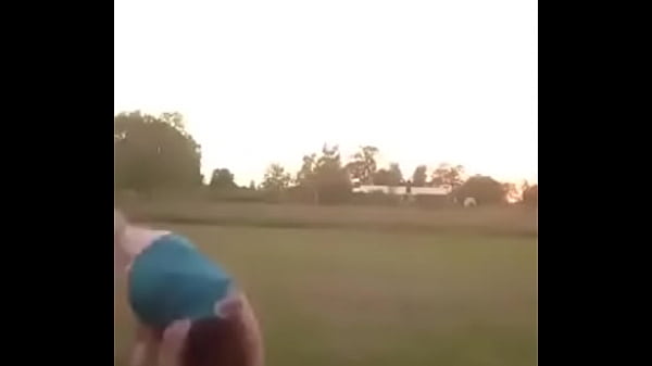 Big girl doin cartwheel 