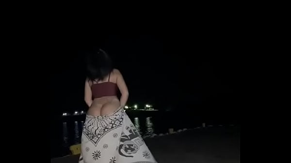 Casada safada bronzeada dançando e mijando