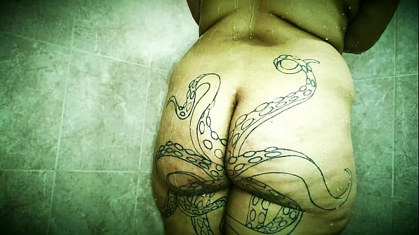 Octopussy Shower And Piss Show! thumbnail