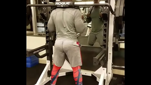 olha o rabo desse cara da academia 2 