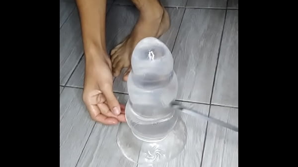 Rompiendo_mi culo_con un_dildo enorme