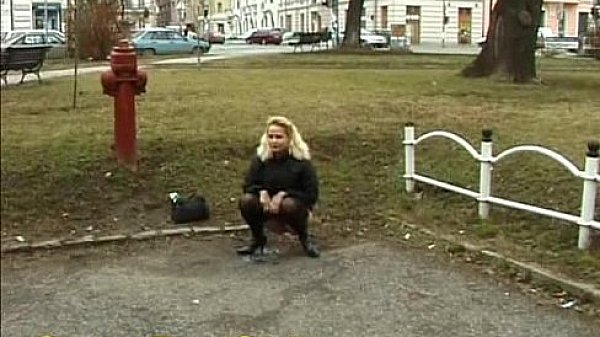 Crazy pee girl in the park sex 