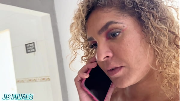 Amante se esconde do marido corno atras do armario 