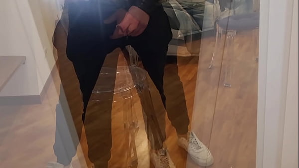 Arrapato e sexy tutto nudo con solo giubbotto di pelle addosso sborrata e gemiti con forte schizzata sega in tuta e pisciata con culo maschile hot 