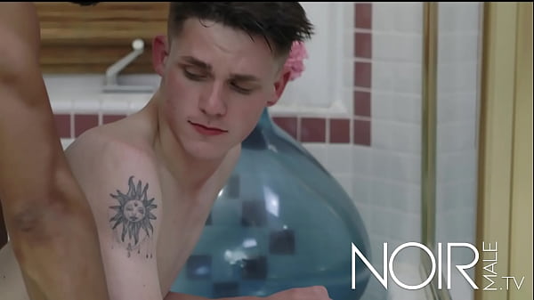 Mi hermanastro negro me pide que meta en la ba&ntilde;era con el, &iquest;que pasara? 