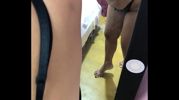 Primastra con grandes curvas rebota sus grandes nalgas como una jinete