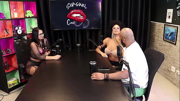 Safada mostra os peitos depois de falarem sobre as posi&ccedil;&otilde;es e melhores formas de fazer um gang bang e dp - Tifany Rocha (SHEER/RED) 