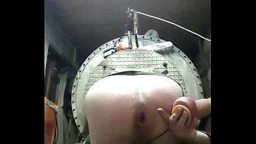 Этой большой ёбаной жопе уже недостаточно просто члена! Поэтому гей трахается в анал метлой! thumbnail