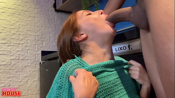 Ruiva natural dando a buceta pro cara pauzudo e chupando o amigo dele 