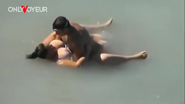Play MP4 - Beach Voyeur&period; Lucky guy caught BBW size mermaid in the sea