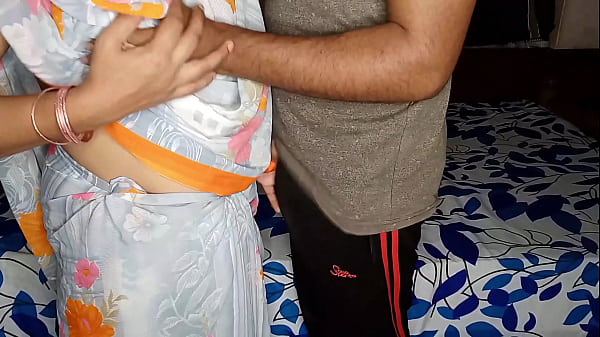 Stepsister-in-law quenches the thirst of her pussy by secretly calling boyfriend in the house 