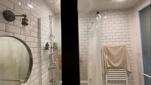 Nouvelle vid&eacute;o gratuite ce soir pour mes fans &ldquo;sous la douche&rdquo; je suce et 