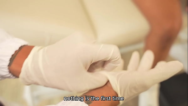 Doctor proofs new technique of penetration with teen girl that doesn't feel pleasure 