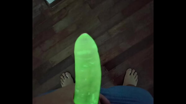 Play MP4 - EU TESTEI A CAMISINHA DE NEON - OLHA COMO BRILHA NO ESCURO