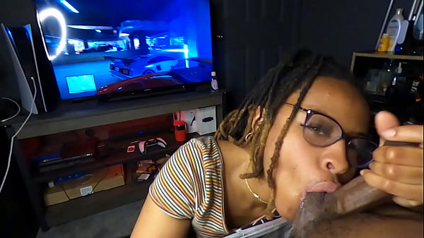 Play MP4 - Baedread Sucking Boyfriend dick while he play the game
