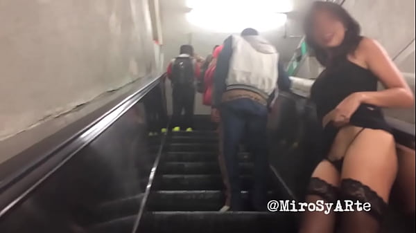 MirosyArte. Putita Chilanga ense&ntilde;a el culo en Garibaldi y la ve un desconocido 