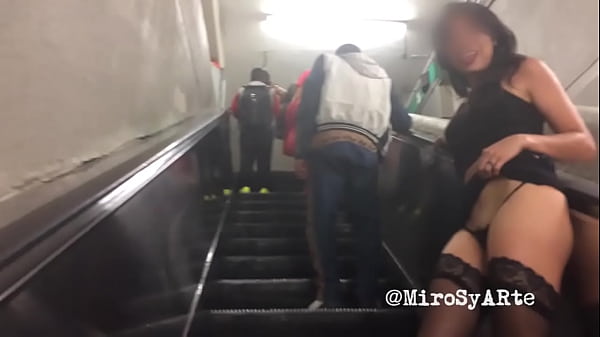 Play MP4 - Me cachan ense&ntilde;ando la pushita Exhibit en metro Garibaldi