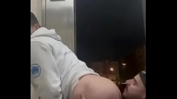 Comida de culo en el wc p&uacute;blico en plena calle y la puerta se abre para los curiosos charlyfilmxxx xiscofre 