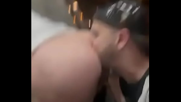 Play MP4 - Comida de culo en el wc p&uacute;blico en plena calle y la puerta se abre para los curiosos Charlyfilmxxx XiscoFre &period;&period;&period;