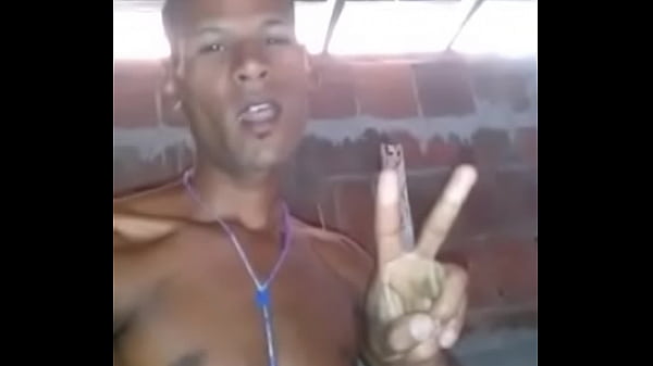 Maloqueiro pauzudo mostrando o pau 