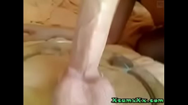 Webcam babe working that dildo 