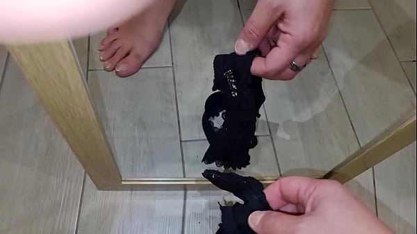 A Casa Ho Trovato Le Mutandine Bagnate Della Matrigna | E Ci Ho Sborrato Sopra - Gemiti E Sega Intensa Con Un Cazzo Enorme In Abito Elegante thumbnail