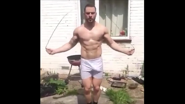 Play MP4 - Fitness&colon; homens exibem suas malas&comma; durante exerc&iacute;cios f&iacute;sicos