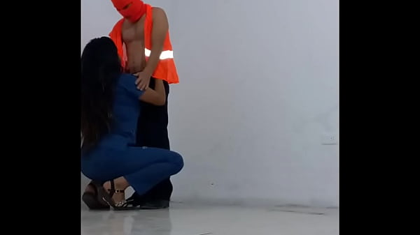 ELEMPLEADO DE LA_LIMPIEZASE DEJASEDUCIRPOR LA_ENFERMERA DEL HOSPITAL YLUEGO SE PONE EL CONDOMPARA FOLLARLA COMO ZORRA SEXO DE PIE ENLOS PASILLOS DELA OFICINA