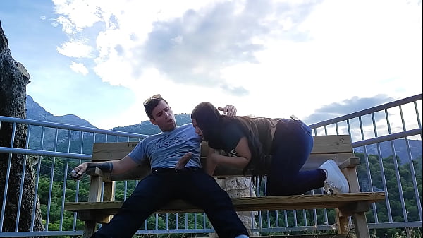 Play MP4 - Se la chupo al desconocido en la monta&ntilde;a